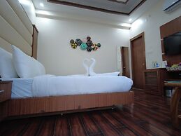 Kamay The Grand Alova