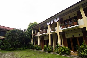 OYO 261 Sasono Putro Guest House