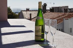 Wondrous Terrace Apartment in Cascais