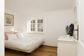 Cushy Apartment with garden in Estoril