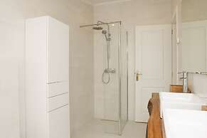 Cushy Apartment with garden in Estoril