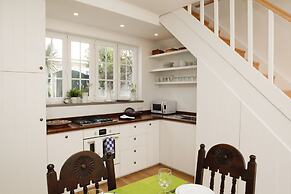 Cushy Apartment with garden in Estoril