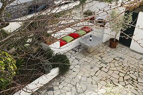 Cushy Apartment with garden in Estoril