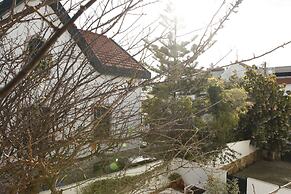 Cushy Apartment with garden in Estoril