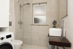 Cushy Apartment with garden in Estoril