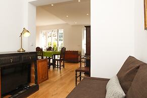 Cushy Apartment with garden in Estoril