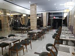 City Plaza Hotel & Suites