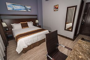 City Plaza Hotel & Suites