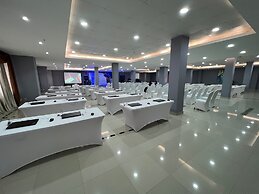 City Plaza Hotel & Suites