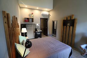 Lost & Found - Guesthouse & Suites