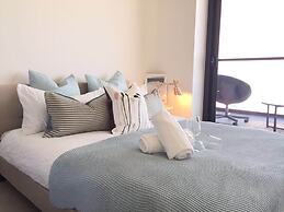 Deluxe and Brand New Lakeside Apartment