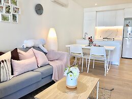 Deluxe and Brand New Lakeside Apartment