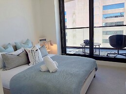 Deluxe and Brand New Lakeside Apartment