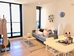 Deluxe and Brand New Lakeside Apartment