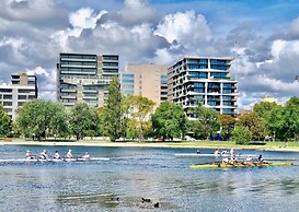 Deluxe and Brand New Lakeside Apartment