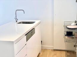 Deluxe and Brand New Lakeside Apartment