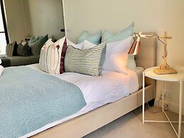 Deluxe and Brand New Lakeside Apartment