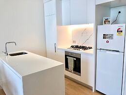 Deluxe and Brand New Lakeside Apartment