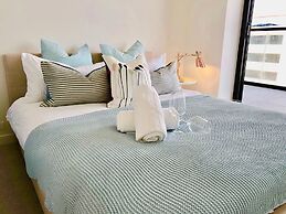 Deluxe and Brand New Lakeside Apartment
