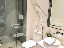 Deluxe and Brand New Lakeside Apartment