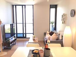 Deluxe and Brand New Lakeside Apartment
