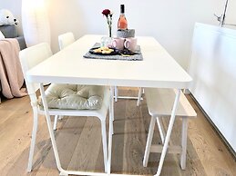 Deluxe and Brand New Lakeside Apartment