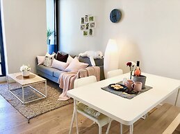 Deluxe and Brand New Lakeside Apartment