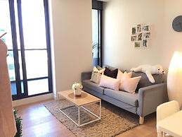 Deluxe and Brand New Lakeside Apartment