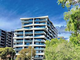 Deluxe and Brand New Lakeside Apartment