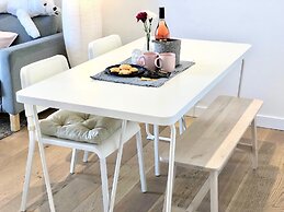 Deluxe and Brand New Lakeside Apartment