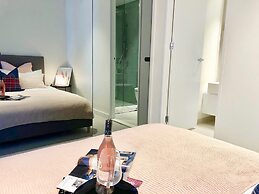 Deluxe and Brand New Lakeside Apartment