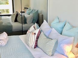 Deluxe and Brand New Lakeside Apartment