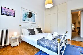 Groovy Apartment by the Sea with Garden