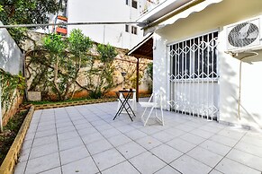 Groovy Apartment by the Sea with Garden