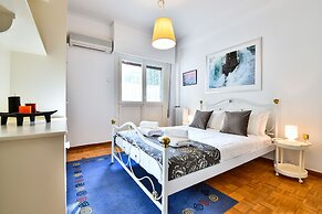 Groovy Apartment by the Sea with Garden