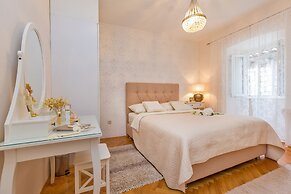 Apartments and rooms Perla