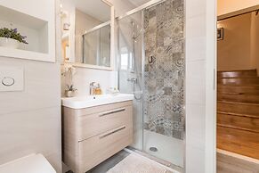 Apartments and rooms Perla