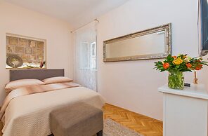 Apartments and rooms Perla