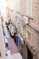 Apartments and rooms Perla