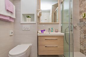 Apartments and rooms Perla