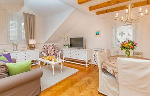 Apartments and rooms Perla