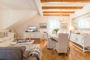 Apartments and rooms Perla