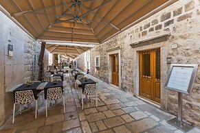 Apartments and rooms Perla