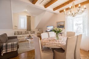 Apartments and rooms Perla