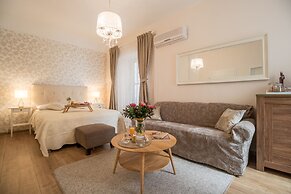 Apartments and rooms Perla