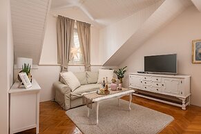 Apartments and rooms Perla