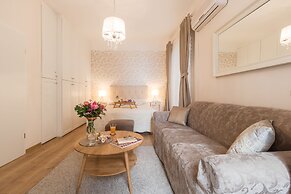 Apartments and rooms Perla