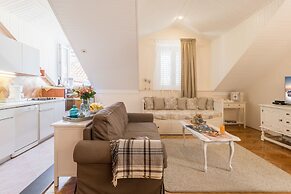 Apartments and rooms Perla