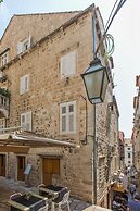 Apartments and rooms Perla