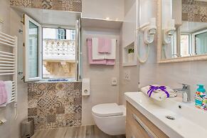 Apartments and rooms Perla